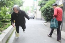 【アジア発！Breaking News】「ハエ叩きおばあちゃん」奮闘。町のために毎日1,000匹を退治して14年。（中国）