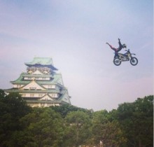 【エンタがビタミン♪】柴咲コウが投稿した“空飛ぶバイク”の画像に反響。「ETでも乗っけてるの？」＜動画あり＞