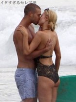 【イタすぎるセレブ達】パリス・ヒルトン、22歳モデルとは破局か。別のモデルと熱いキス！
