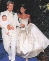 【イタすぎるセレブ達】ヴィクトリア・ベッカム、結婚15周年を祝し挙式写真を公開。