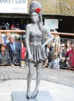 【イタすぎるセレブ達】故エイミー・ワインハウスのリアルな彫像がロンドンに登場。