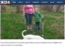 【海外発！Breaking News】全盲の8歳児童、「危険」と杖を奪われある物を握らされる。学校に非難殺到。（米）