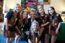 【イタすぎるセレブ達】オバマ大統領、少女らとティアラをかぶって「ハイ、ポーズ！」