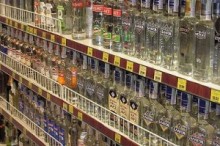 【海外発！Breaking News】排泄物が混じった粗悪な偽造酒が販売。過去には偽造タバコからも。（英）