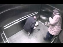 【海外発！Breaking News】エレベーター内で米・警察官が銃を暴発。弾がはね返り自身の腹に。