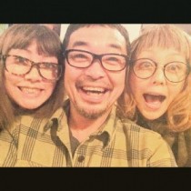 【エンタがビタミン♪】PUFFY、育ての親・奥田民生とのメガネ3ショット。「最高のトリオ！」「たまらんッッ」と反響。
