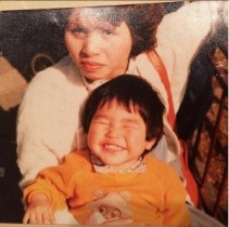 【エンタがビタミン♪】ノンスタ・井上裕介の“子ども時代”。彼のお笑いを育んだ母親とのレアショットか。