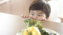 野菜嫌いあるあるに「うちの子もこんな感じだなぁ」。“料理のアレンジに奮闘するママ”の動画をマクドナルドが公開。