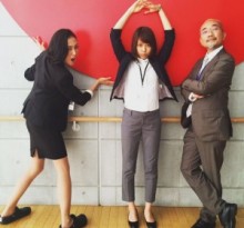 【エンタがビタミン♪】板谷由夏・有村架純・竹中直人がスーツ姿で3ショット。新ドラマでの共演にファンも期待大。