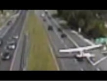 【海外発！Breaking News】ニュージャージー州の高速道路に軽飛行機が不時着！　車はまさに間一髪