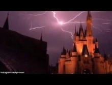 【海外発！Breaking News】まさにショー！　米ディズニーワールドのシンデレラ城で激しい雷