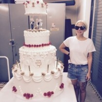 【イタすぎるセレブ達】レディー・ガガ、超巨大ケーキで名歌手の誕生日を祝う。