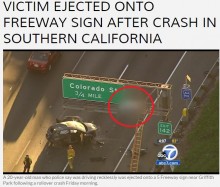 【海外発！Breaking News】高速事故の衝撃で宙に飛ばされたドライバー、道路標識にて発見（米）