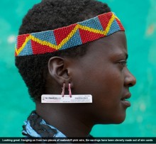【海外発！Breaking News】エチオピア部族のファッションに変化。捨てられたSIMカードをピアスに。