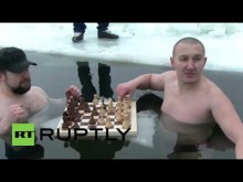 【海外発！Breaking News】下着1枚。ロシア極寒の湖でチェスに興じる2人＜動画あり＞