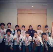 【エンタがビタミン♪】篠田麻里子、青学大メンバーと記念撮影「完全優勝おめでとうございます」
