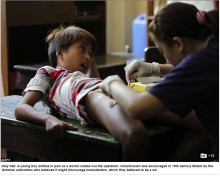 男児300人が学校の机の上で一斉に割礼（フィリピン）