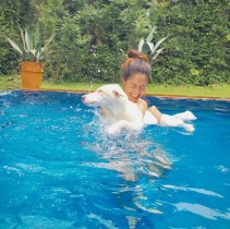 【エンタがビタミン♪】森泉、自宅プール？で保護犬の水泳特訓中