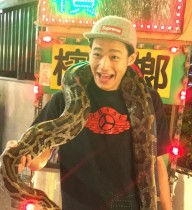【エンタがビタミン♪】野村周平　大蛇を首に巻き付け笑顔　「世界中でモテたい！」