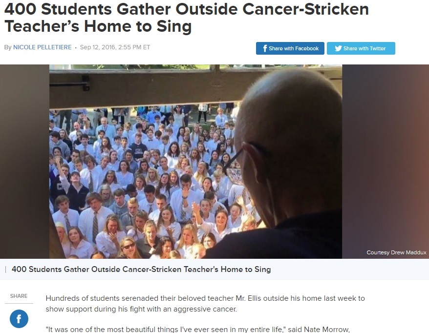 恩師に歌を捧げるため400人の生徒が自宅前に（出典：http://abcnews.go.com）
