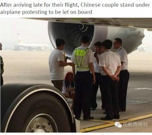 【海外発！Breaking News】飛行機に乗り遅れた若夫婦　機体の下で「乗せてくれるまでここを動かない！」（中国）