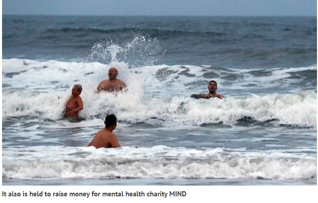 荒れた海で泳ぐ素っ裸の人々（出典：http://www.mirror.co.uk）