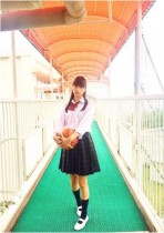 【エンタがビタミン♪】山本美月が“女子高生”スタイル　バスケボール持つ姿に「惚れてまうやろー」