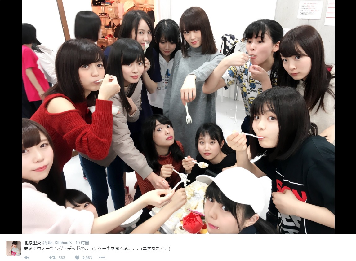 ケーキに群がるNGT48（出典：https://twitter.com/Rie_Kitahara3）