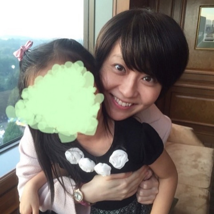 娘をハグして素敵な笑顔を見せる小林麻央（出典：https://www.instagram.com/ebizoichikawa.ebizoichikawa）