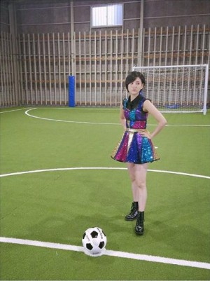 【エンタがビタミン♪】HKT48兒玉遥、ミニスカ衣装でサッカー姿　凛々しい表情に「フリーキック前の選手みたい」