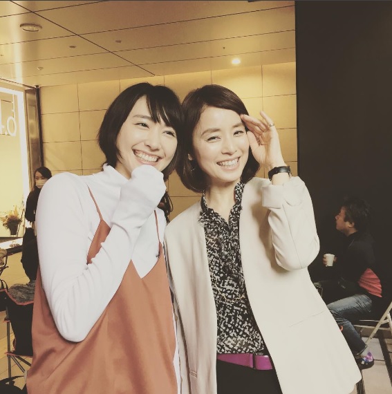 「まるで姉妹」の新垣結衣と石田ゆり子（出典：https://www.instagram.com/yuriyuri1003）