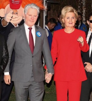 【イタすぎるセレブ達】ケイティ・ペリー、ハロウィン仮装でヒラリー・クリントン氏に　後ろに“あの人”の姿も！