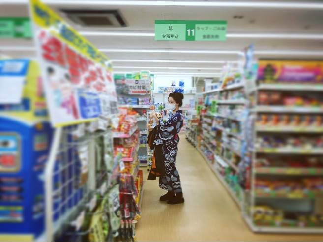 「時代にそぐわない格好」で買い物を楽しむ水川あさみ（出典：https://www.instagram.com/mizukawa_asami/）