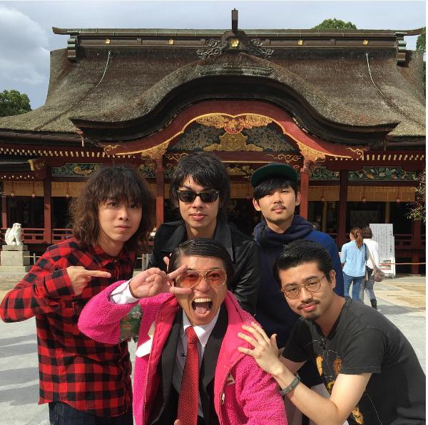 福岡の人気番組『ドォーモ』の“岡本先生”とOKAMOTO’S（出典：https://www.instagram.com/hama_okamoto）