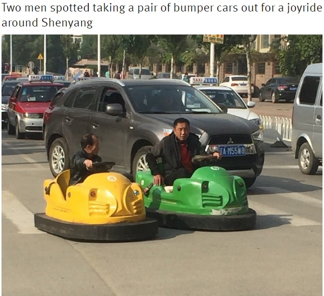 バンプカー（ダッジェムカー）で公道を悠々と走る2人の男（出典：http://shanghaiist.com）