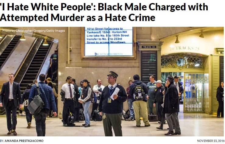 ニューヨークの駅で黒人が白人男性を線路に落とそうとする事件（出典：http://www.dailywire.com）