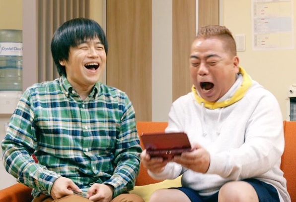 少年のような笑顔でゲームを楽しむバカリズムと出川哲朗（出典：https://www.instagram.com/bakarhythm）