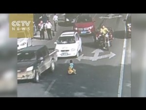 【海外発！Breaking News】ラッシュアワーの主要道路　おもちゃの車で幼児が逆走（中国）