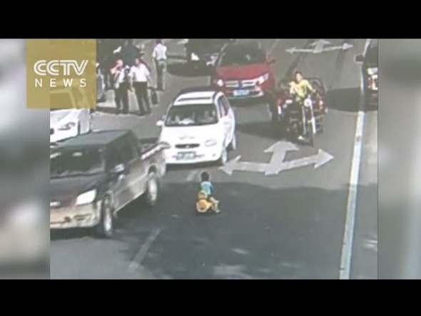 おもちゃの車で道路を逆走する幼児（出典：https://www.youtube.com）