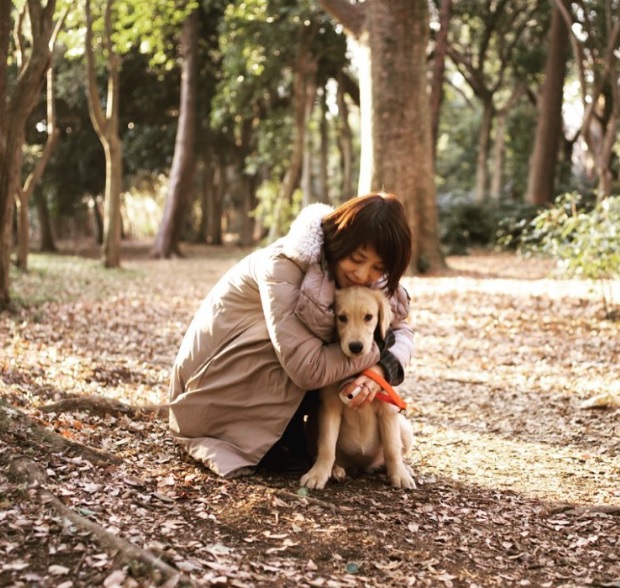 愛犬を抱きしめる石田ゆり子（出典：https://www.instagram.com/yuriyuri1003）