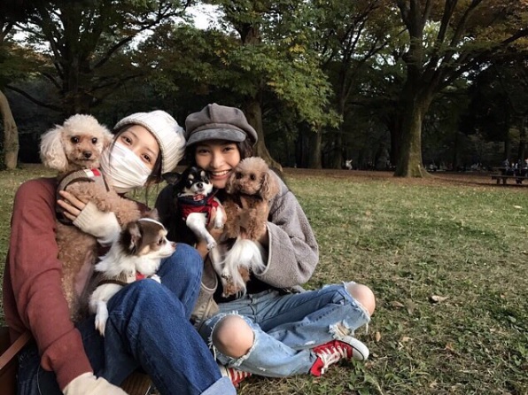 愛犬の散歩を楽しんだ佐々木希と大政絢（出典：https://www.instagram.com/aya_omasa_official）
