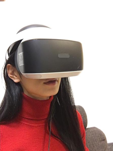 PlayStation VRを楽しむ佐藤かよ（出典：https://www.instagram.com/satokayo1226）