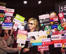 【エンタがビタミン♪】YOSHIKI、香港での“囲み取材”に驚く　ファンも「よっちゃん埋もれてる！」
