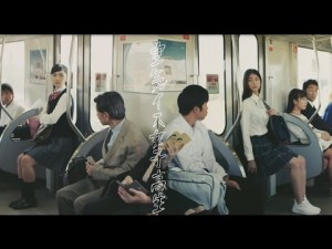 【エンタがビタミン♪】女子高生が電車内で“空気イス”バトル　マナーCMに反響「これぞ日本って感じ」