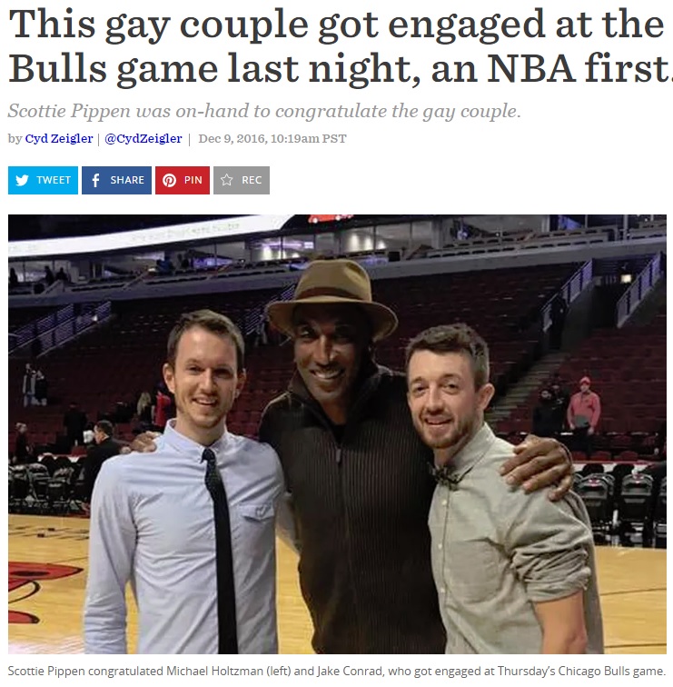 シカゴ・ブルズの試合会場で婚約に至ったゲイカップル（出典：http://www.outsports.com）