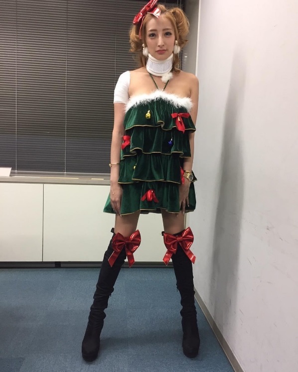 「お、折れたクリスマスツリー」と加藤紗里（出典：https://www.instagram.com/katosari）