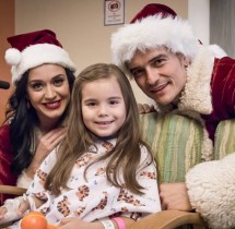 【イタすぎるセレブ達】ケイティ・ペリー＆オーランド・ブルーム　サンタの衣装で小児病院を訪問