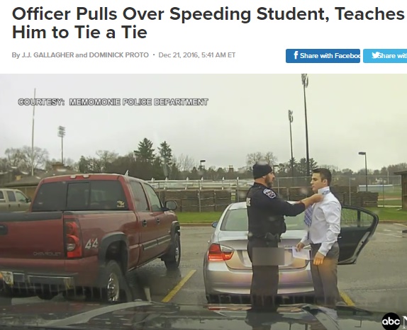 警察官、スピード違反の大学生にネクタイの結び方を指導（出典：http://abcnews.go.com）
