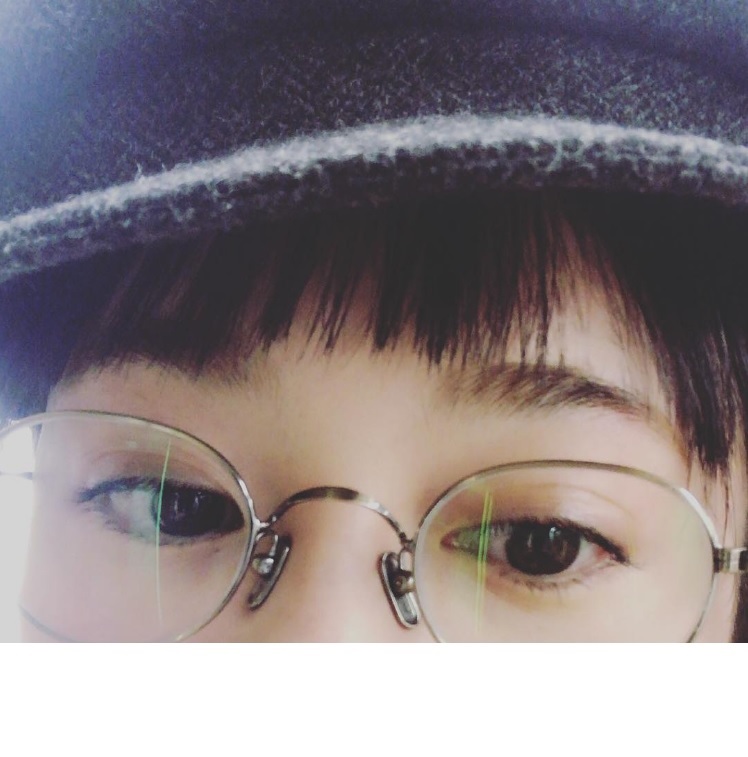 前髪を切った貫地谷しほり（出典：https://www.instagram.com/shihori_kanjiya）