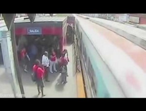 【海外発！Breaking News】命がけの無賃乗車　線路に置き去りにされた娘の上に電車が…（アルゼンチン）